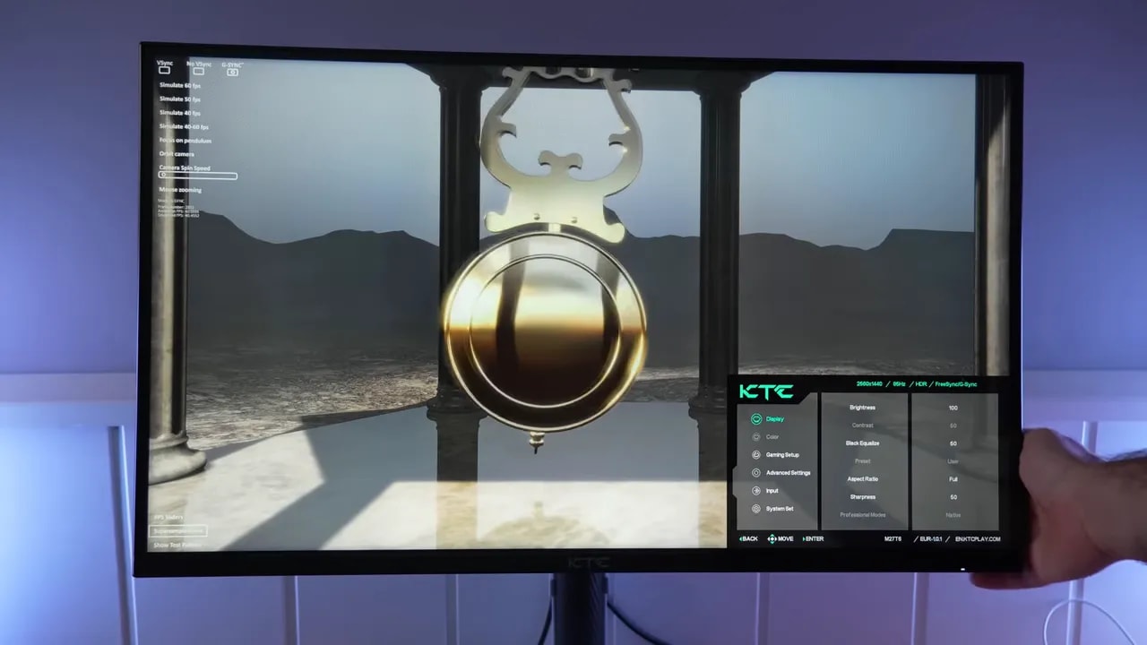KTC M27T6 con OSD abierto en el menú de ajustes y escena de prueba