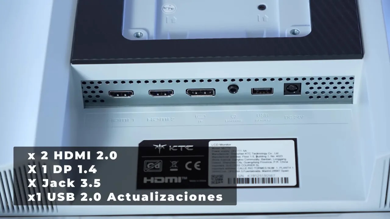 Perfil y grosor del monitor KTC M27T6 durante el unboxing