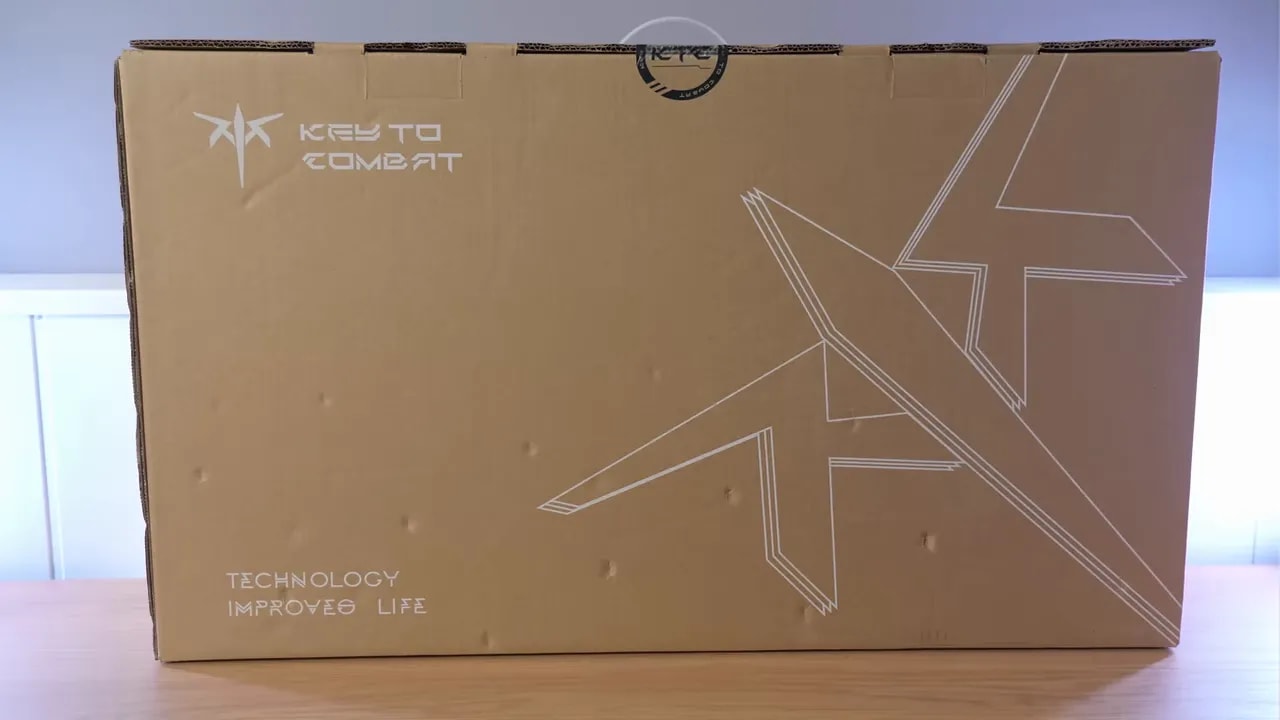 Perfil y grosor del monitor KTC M27T6 durante el unboxing
