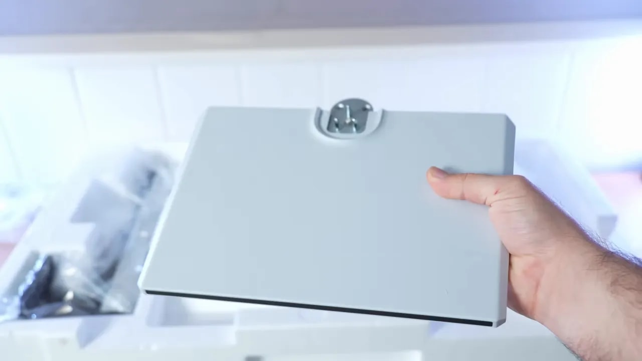 Perfil y grosor del monitor KTC M27T6 durante el unboxing
