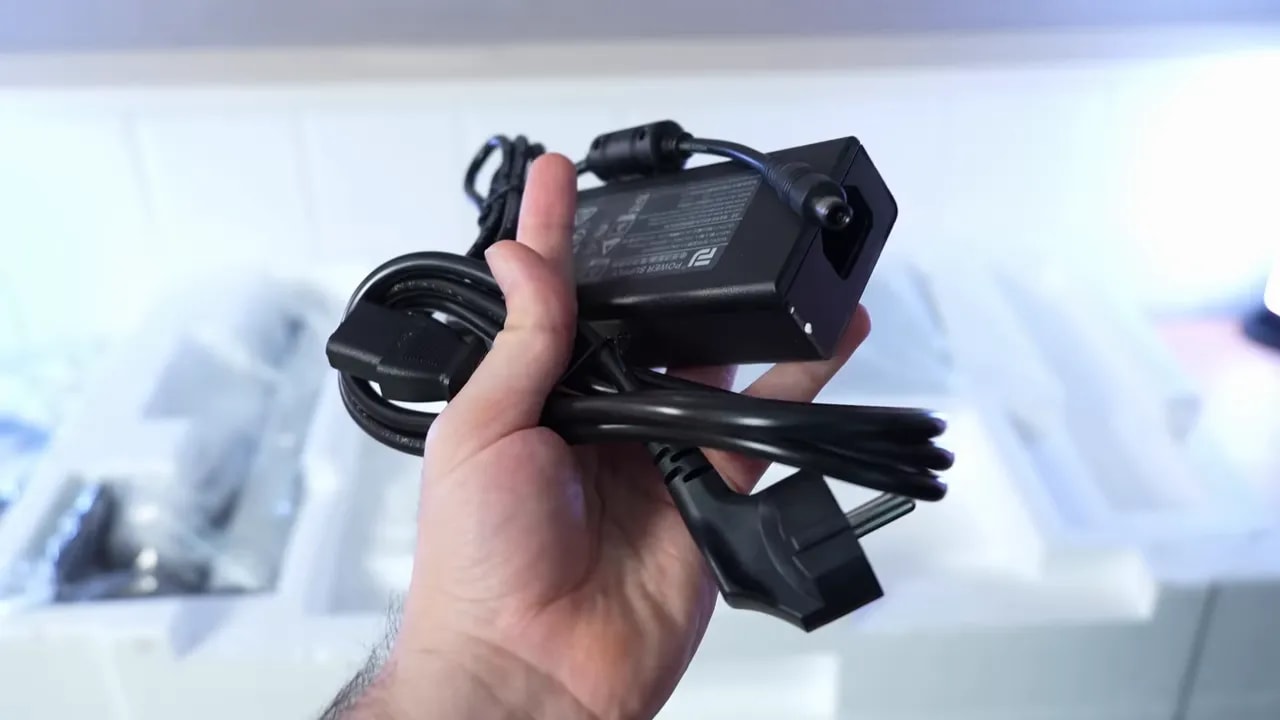 Perfil y grosor del monitor KTC M27T6 durante el unboxing