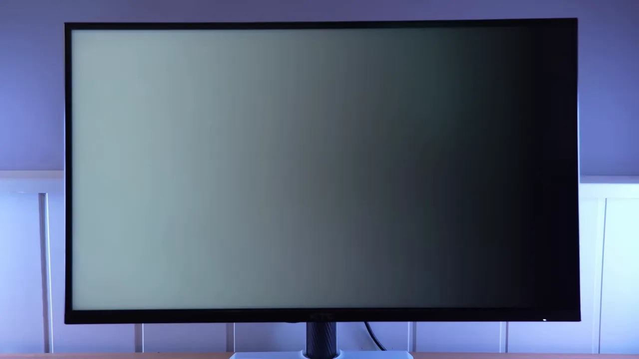 Pantalla del KTC M27T6 mostrando una prueba de juego con VRR y G-Sync compatible