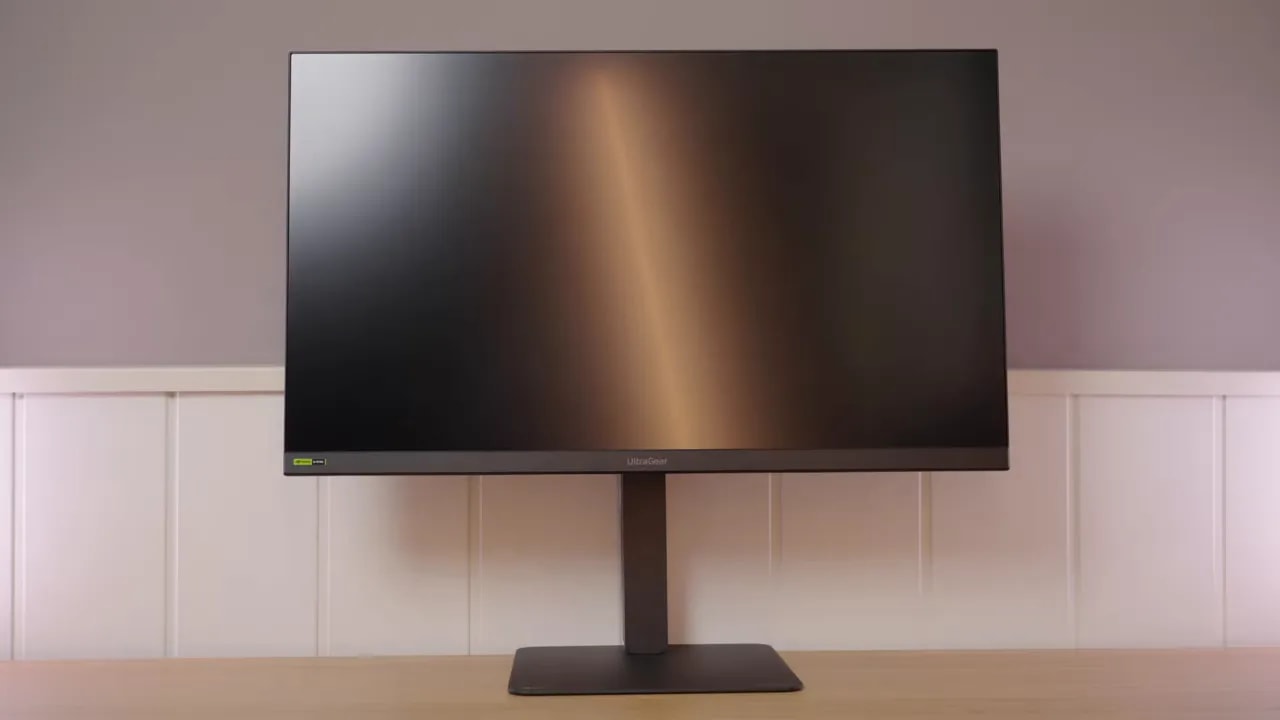 LG 27G640A IPS con acabado mate en escritorio, fondo neutro y pantalla encendida