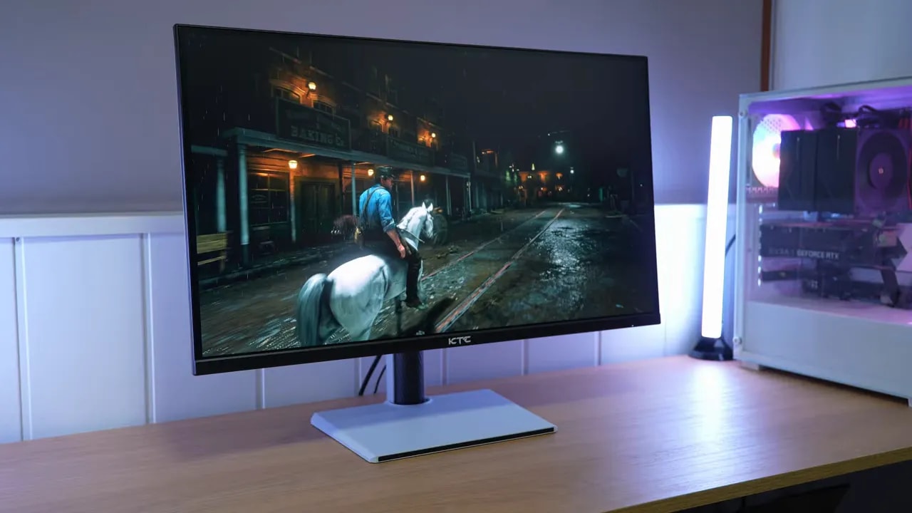 LG 27G640A mostrando contenido en escena oscura durante la comparativa frente al KTC