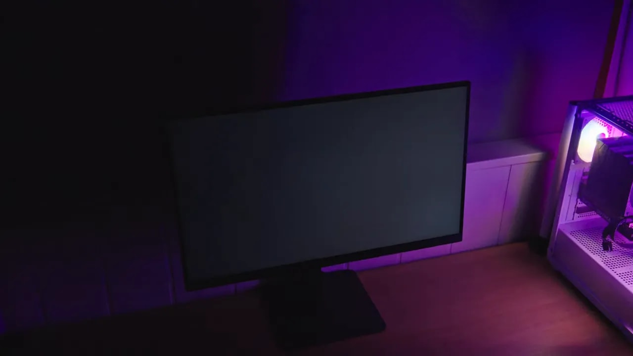 Vista lateral del monitor LG 27G640A IPS en entorno oscuro para comprobar IPS glow