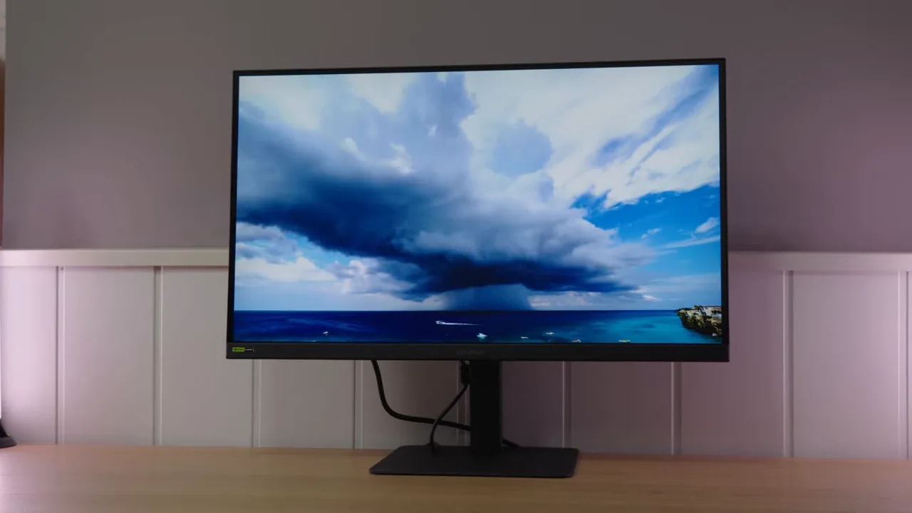 LG 27G640A IPS en toma frontal mostrando una escena de cielo y mar para evaluar la imagen