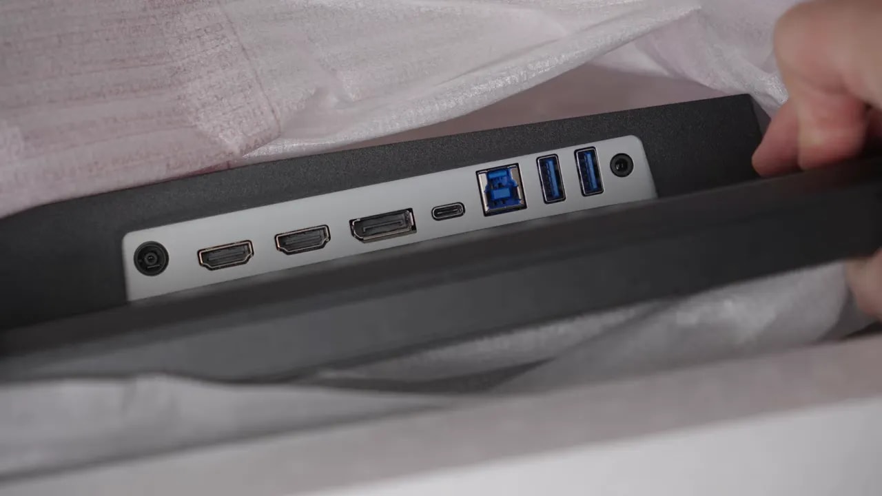 Puertos de conectividad del monitor LG 27G640A con HDMI, DisplayPort, USB y USB-C con vídeo