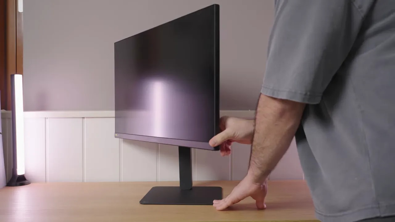 Persona moviendo el soporte del monitor LG 27G640A para comprobar su estabilidad