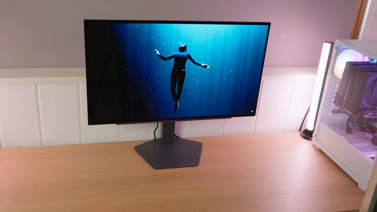 LG 27GX704A-B con el monitor completo mostrando un personaje en pantalla