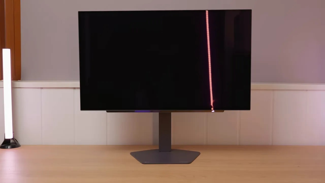 Monitor LG 27GX704A-B con pantalla OLED glossy reflejando una luz de prueba