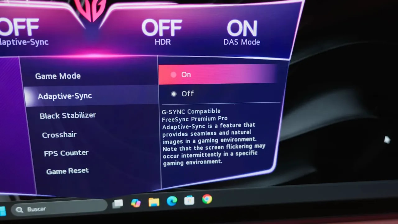 Menú OSD del LG 27GX704A-B mostrando Adaptive-Sync, HDR y modo DAS