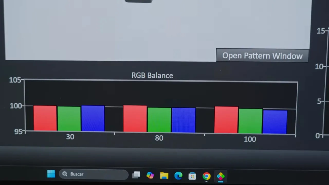 Balance RGB medido en la pantalla del LG 27GX790A durante una prueba de calibración