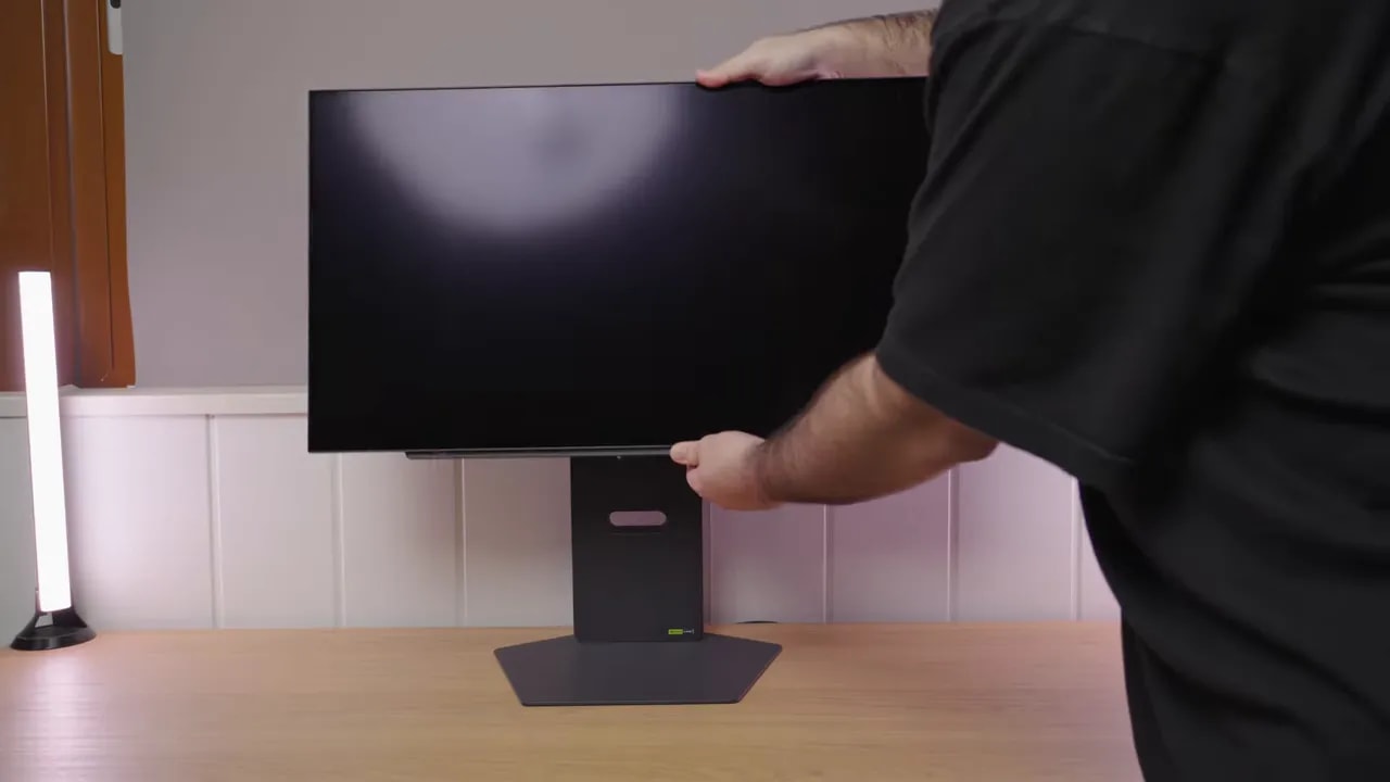 Montaje y colocación del LG 27GX790A sobre la peana durante la revisión