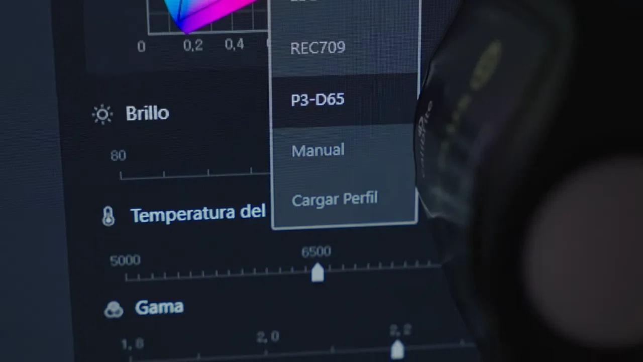 Menú de calibración del LG 27GX790A mostrando opciones como cargar perfil, brillo y temperatura de color
