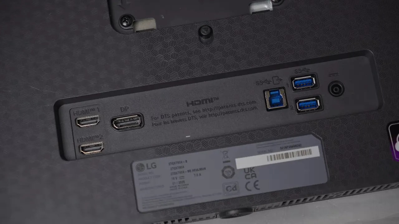 Monitor LG 27GX790A con pantalla apagada sobre la mesa