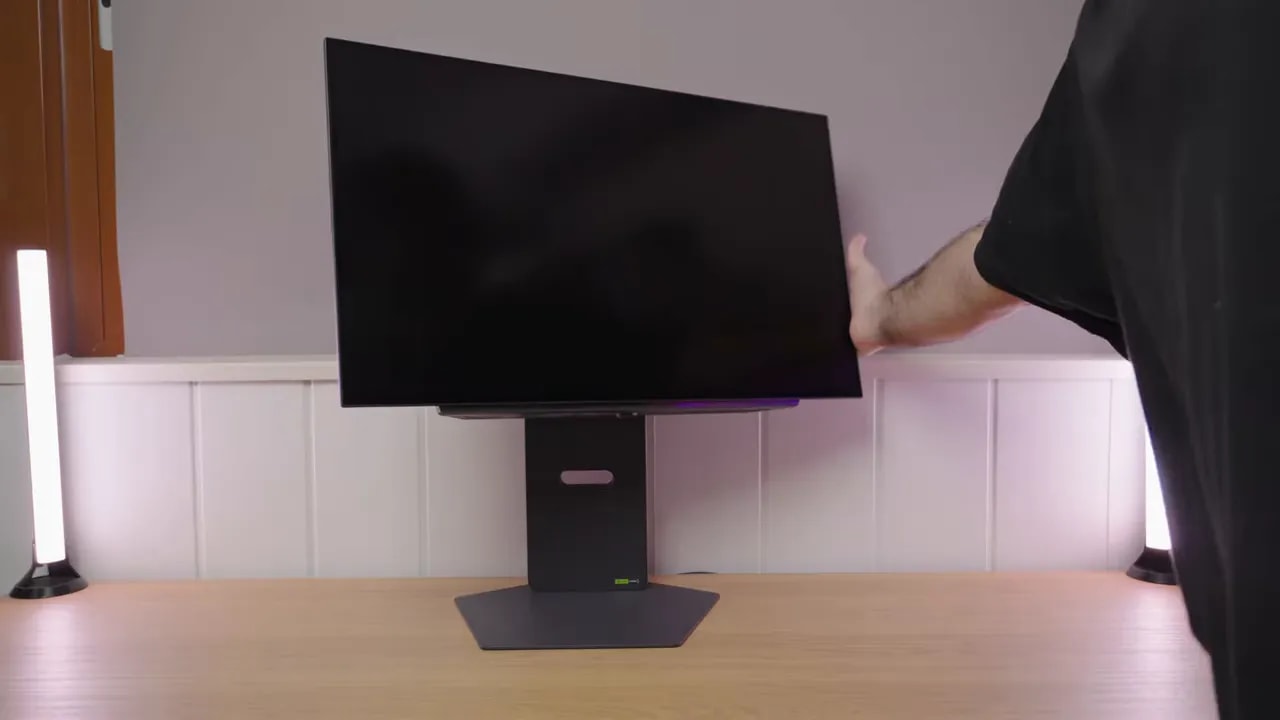 Monitor LG 27GX790A con pantalla apagada sobre la mesa