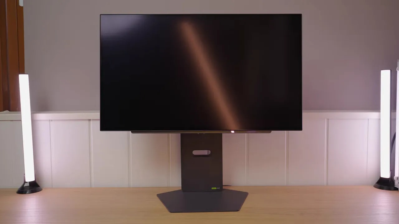 Vista del LG 27GX790A con pantalla mate y reflejo difuminado en luz ambiente