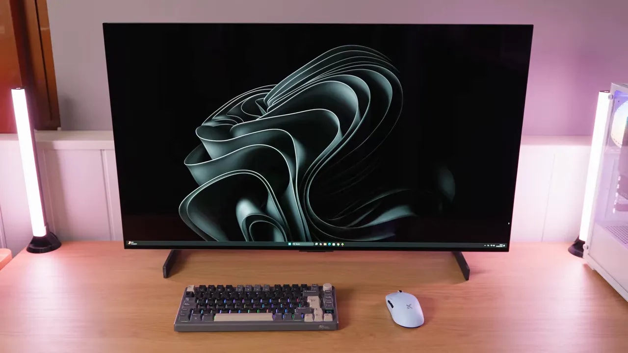LG C5 OLED 42 de 42 pulgadas configurada como monitor de escritorio con teclado y ratón