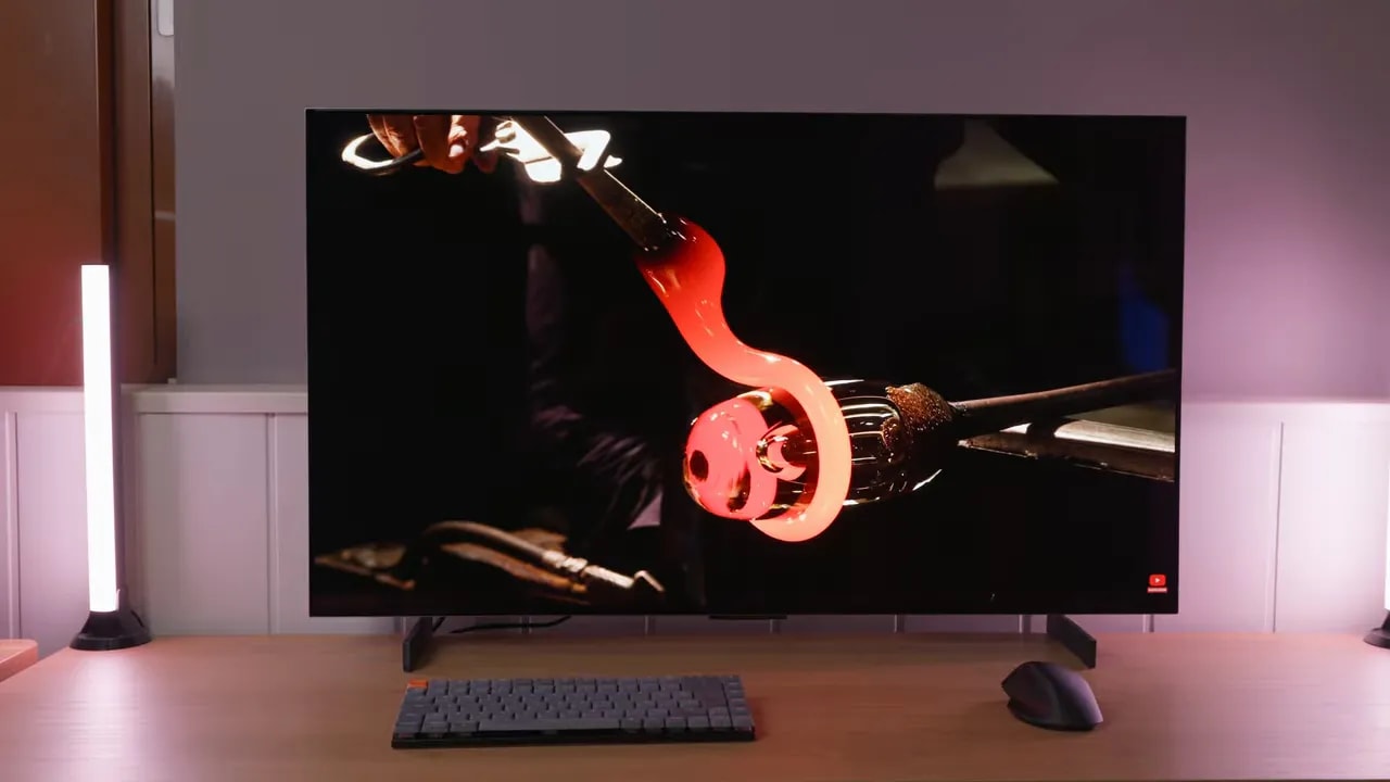 LG C5 OLED 42 reproduciendo contenido con foco rojo y negro en escritorio