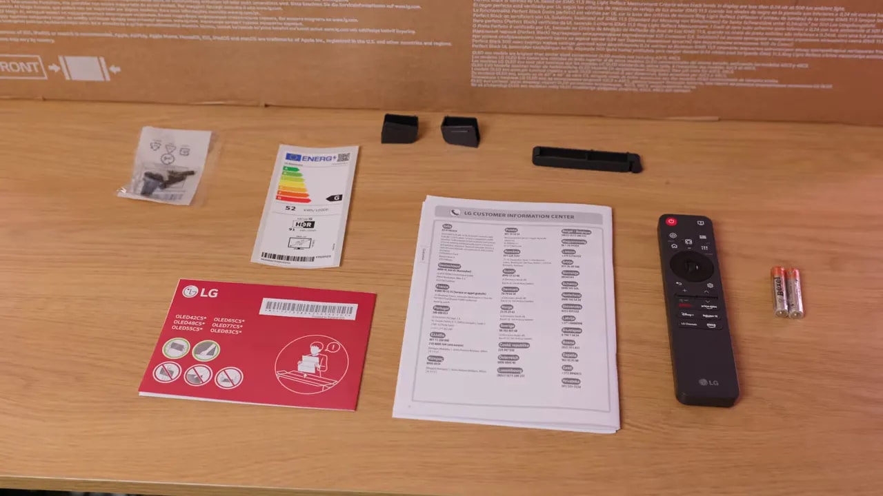 Detalle del cable y conexiones de alimentación en el LG C5 OLED 42 con el embalaje de protección