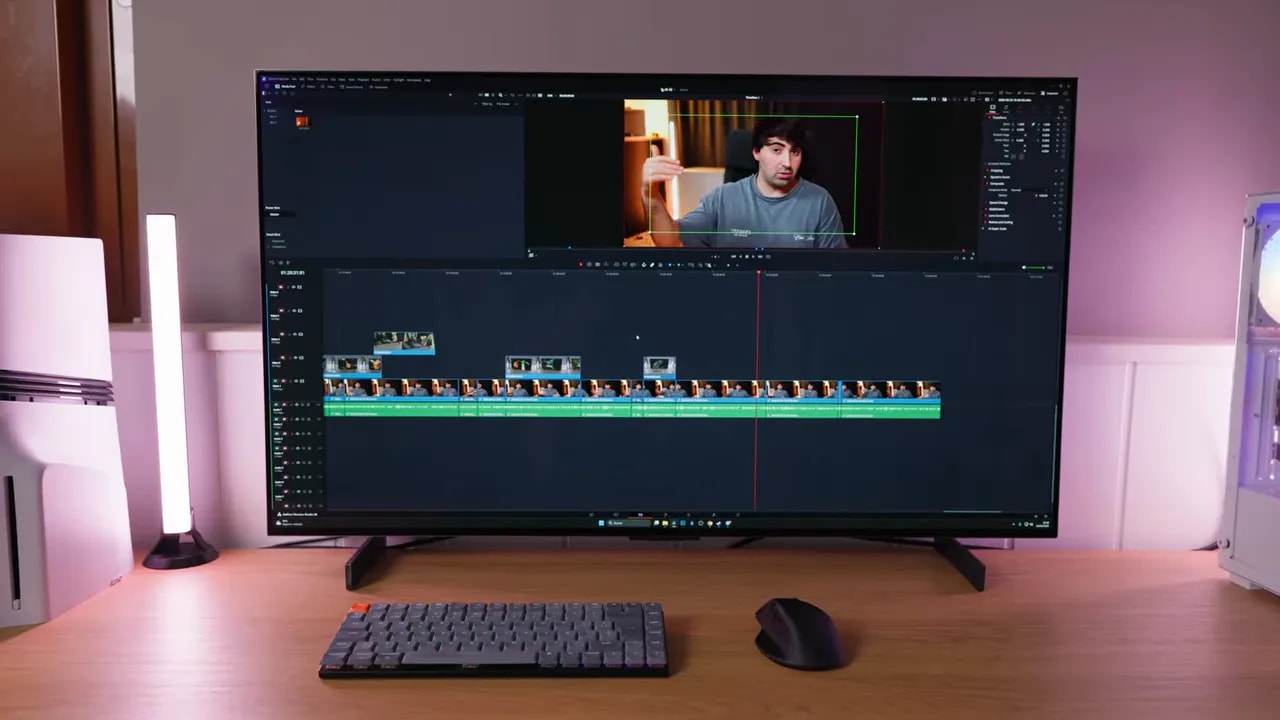 LG C5 OLED 42 en escritorio mostrando timeline de edición en la pantalla