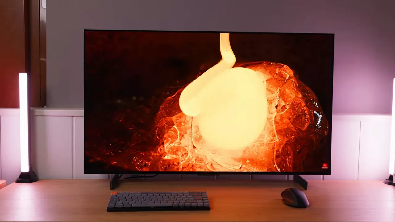 LG C5 OLED 42 mostrando una imagen en escritorio, con teclado y ratón delante