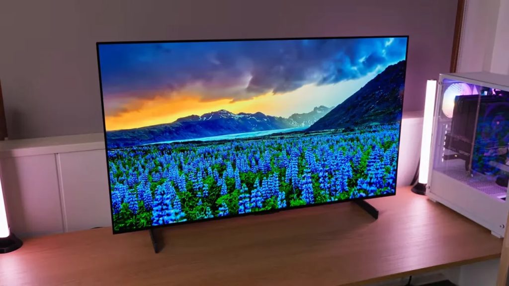 LG C5 OLED 42 mostrando paisaje en escritorio, con PC en el lateral