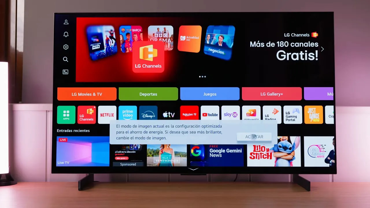 Pantalla de inicio de webOS en la LG C5 OLED 42 con acceso a apps