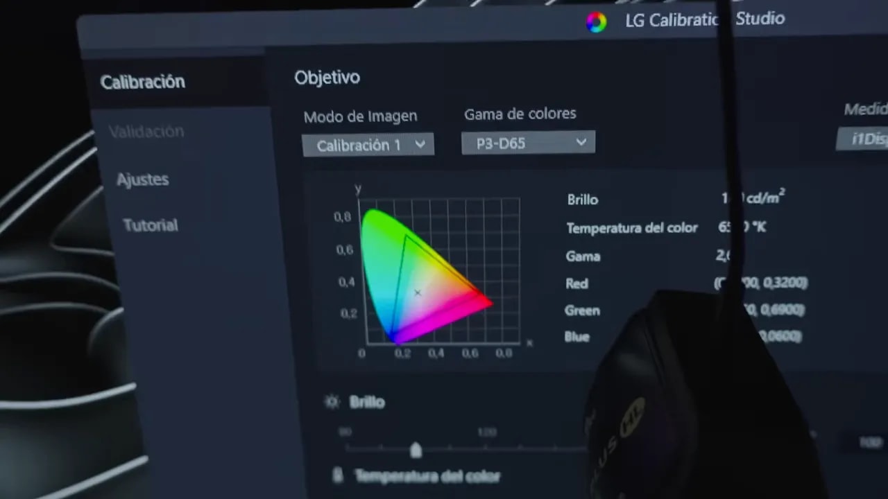 LG Calibration Studio en pantalla con gráfico de gama de colores y parámetros de calibración