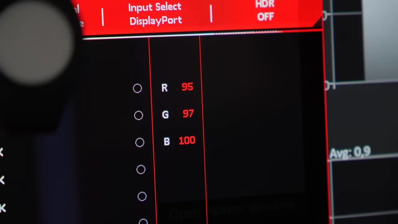 Menú de configuración de color del Asus ROG XG27UCDMG con valores R G B