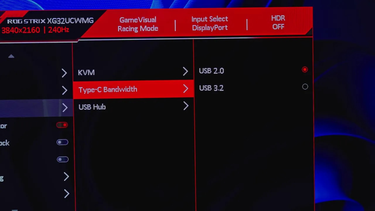 Menú OSD del ASUS ROG XG32UCWMG con KVM y configuración de puertos USB 2.0 y USB 3.2