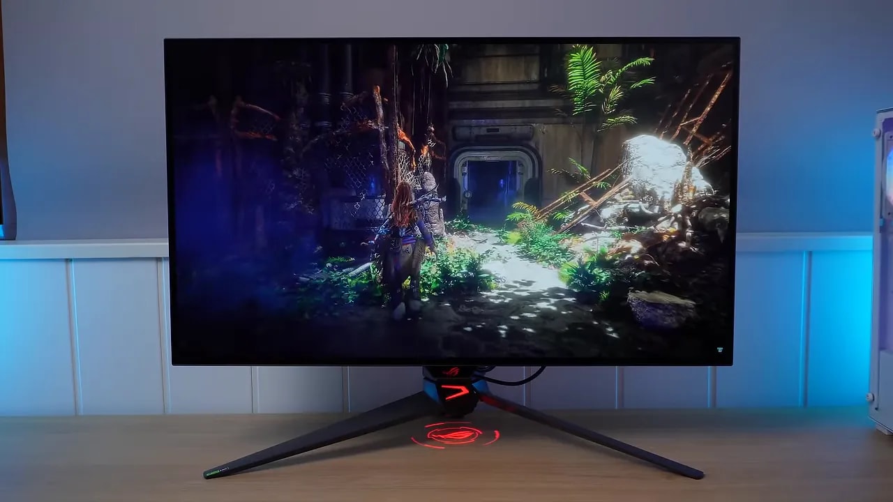 Monitor OLED gaming ASUS PG32UCDP encendido mostrando un videojuego con alto contraste y colores intensos