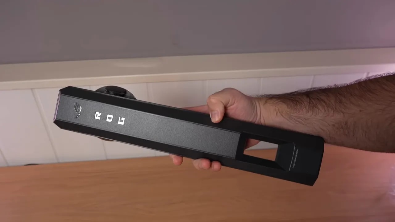 Mano mostrando la placa trasera del monitor Asus ROG con logo Republic of Gamers