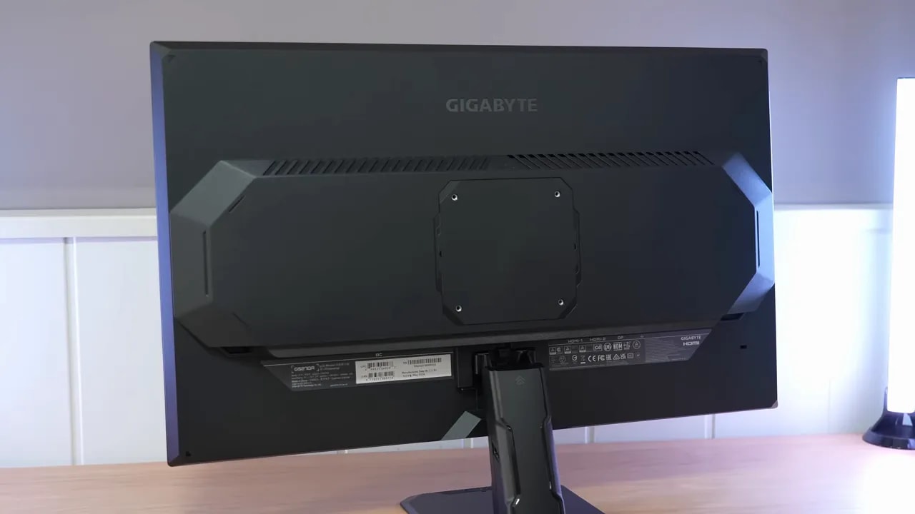 Parte trasera del monitor Gigabyte GS27QA con puertos y conexiones visibles