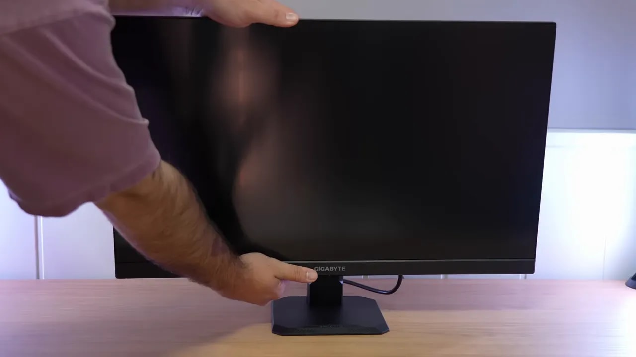 Montaje del monitor Gigabyte GS27QA con la peana sobre la mesa