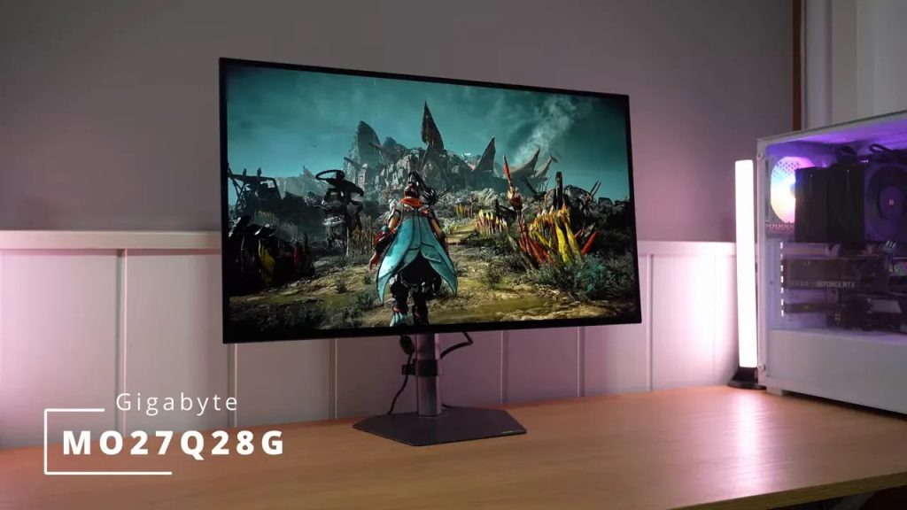 Monitor Gigabyte MO27Q28G 27 pulgadas en mesa de pruebas mostrando contenido en pantalla