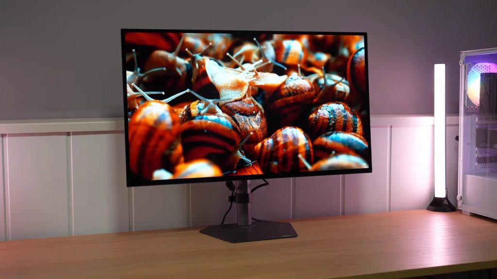 Monitor Gigabyte MO27Q28G en escritorio con imagen colorida en pantalla
