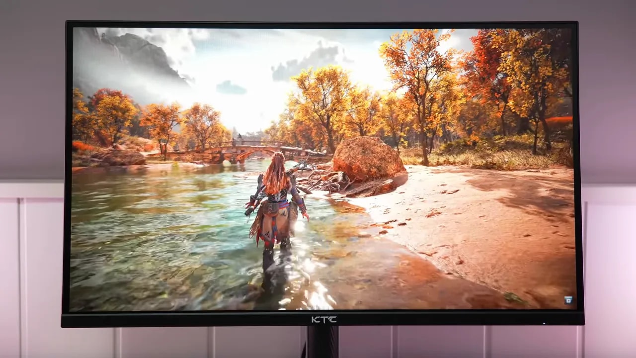 Monitor KTC H27E6 mostrando juego 1440p IPS en pantalla