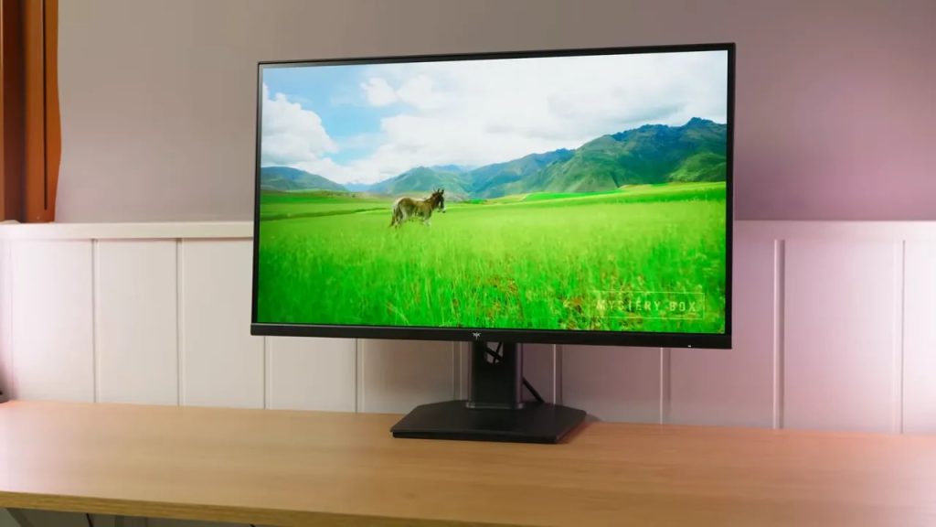 Monitor KTC H27T7P-2 mostrando una imagen en un escritorio con fondo verde