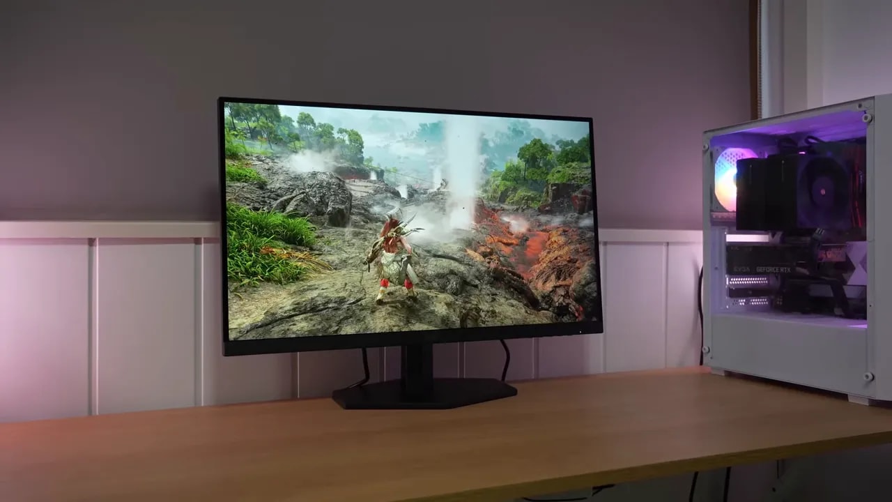 Monitor Philips Evnia 27M2N3501PA en mesa de gaming mostrando escena