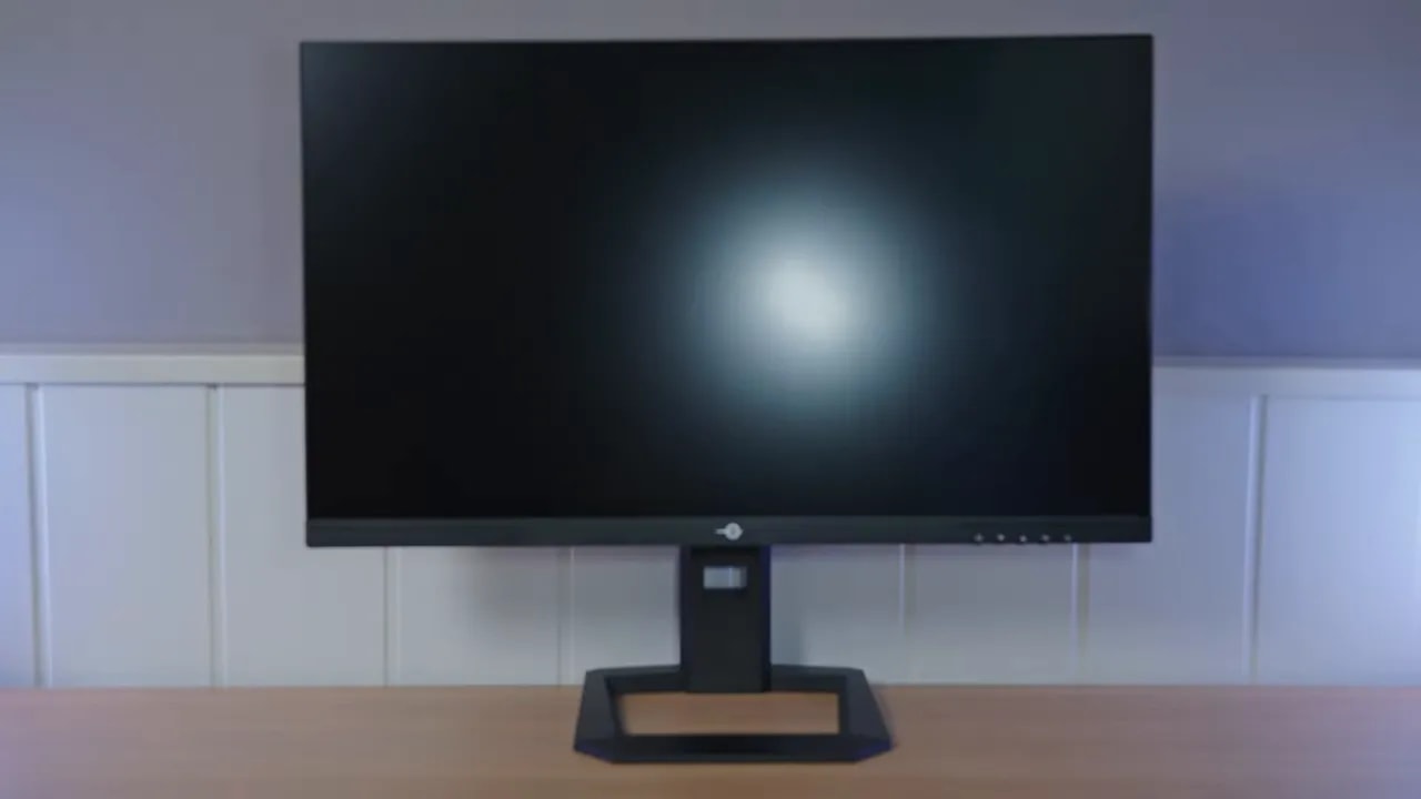 Monitor Titan Army P2710S con pantalla mate encendida sobre mesa, comprobando el reflejo en escenas oscuras