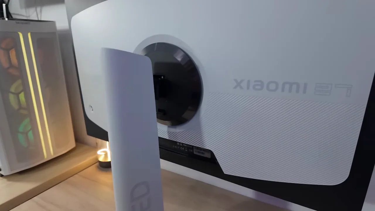 Monitor Xiaomi Mini LED G Pro 27i con el aro de iluminación y el logo Xiaomi en el frontal
