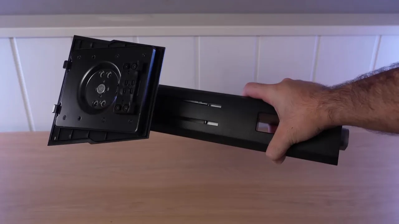 Montaje de la peana del MSI MPG 271QR X50 visto por la parte trasera