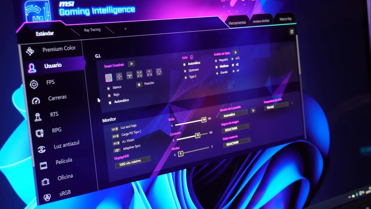 Pantalla del software MSI Gaming Intelligence mostrando ajustes y secciones KVM en el MSI MPG 321URX