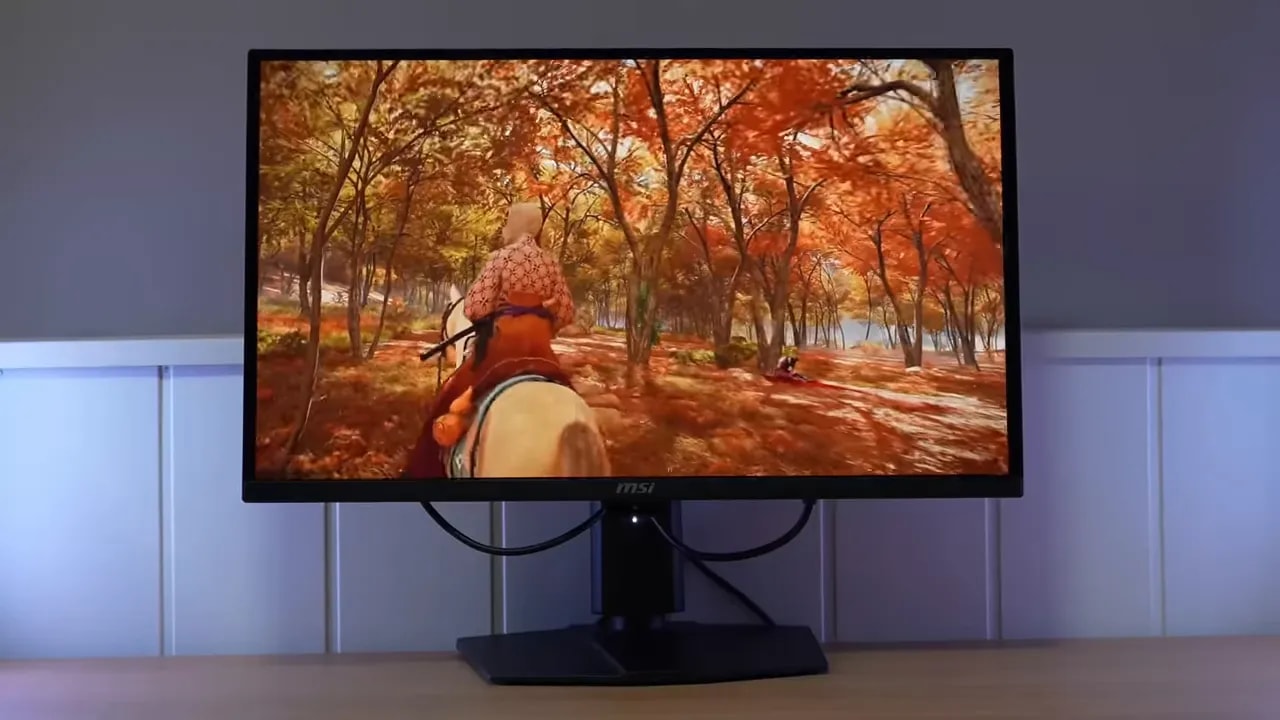 MSI MPG 271QR X50 en pantalla mostrando una escena otoñal de juego