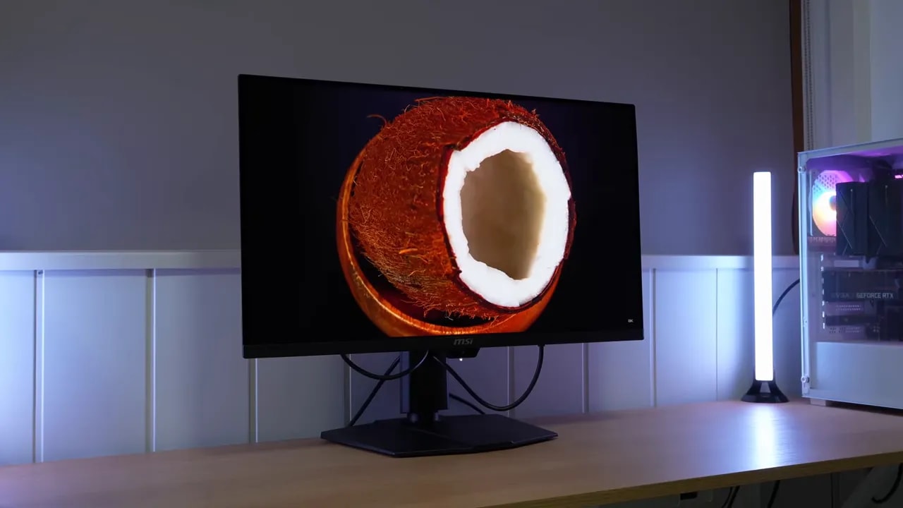MSI MPG 271QR X50 mostrando una escena de prueba con un corte de coco y alto contraste en QD-OLED