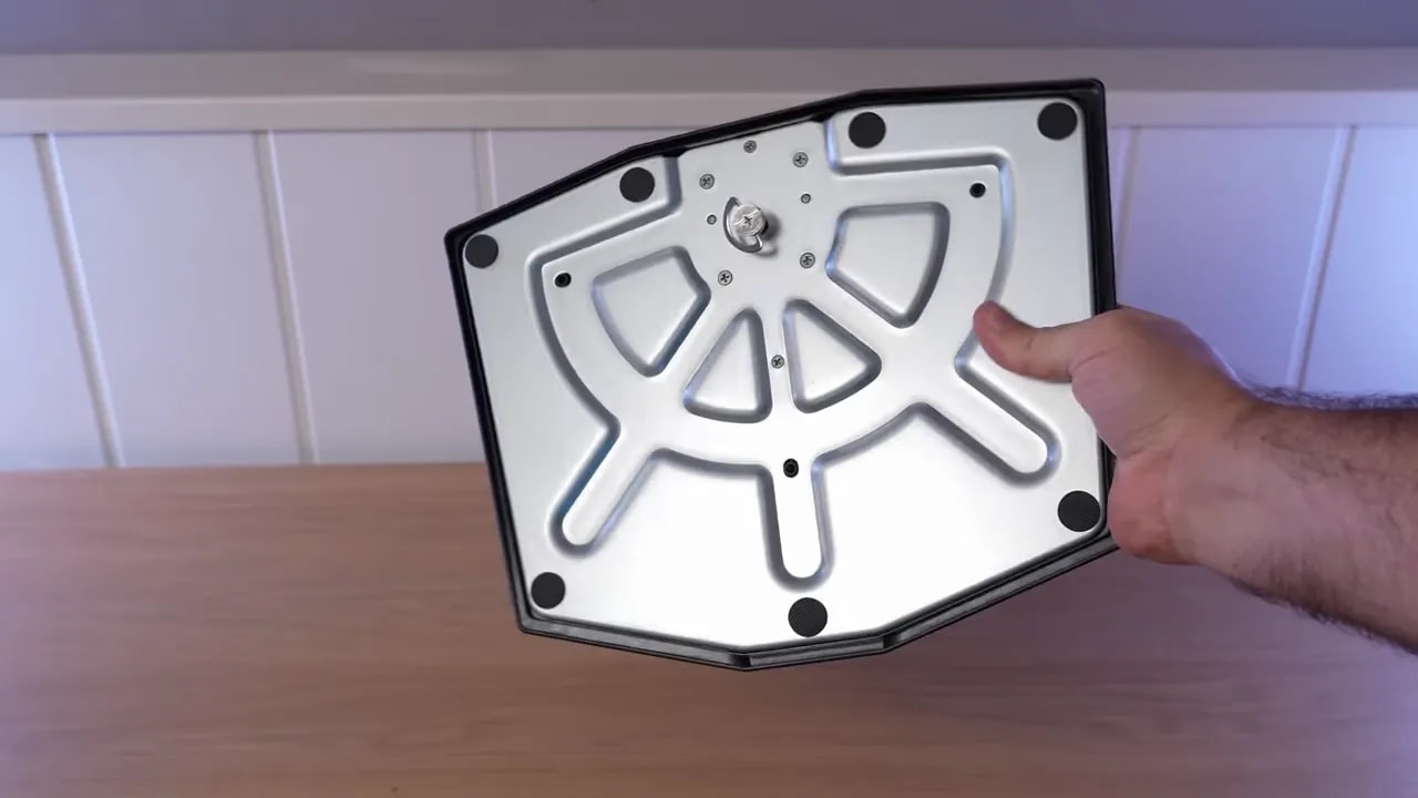 Reverso del MSI MPG 271QR X50 con puntos de fijación para la base