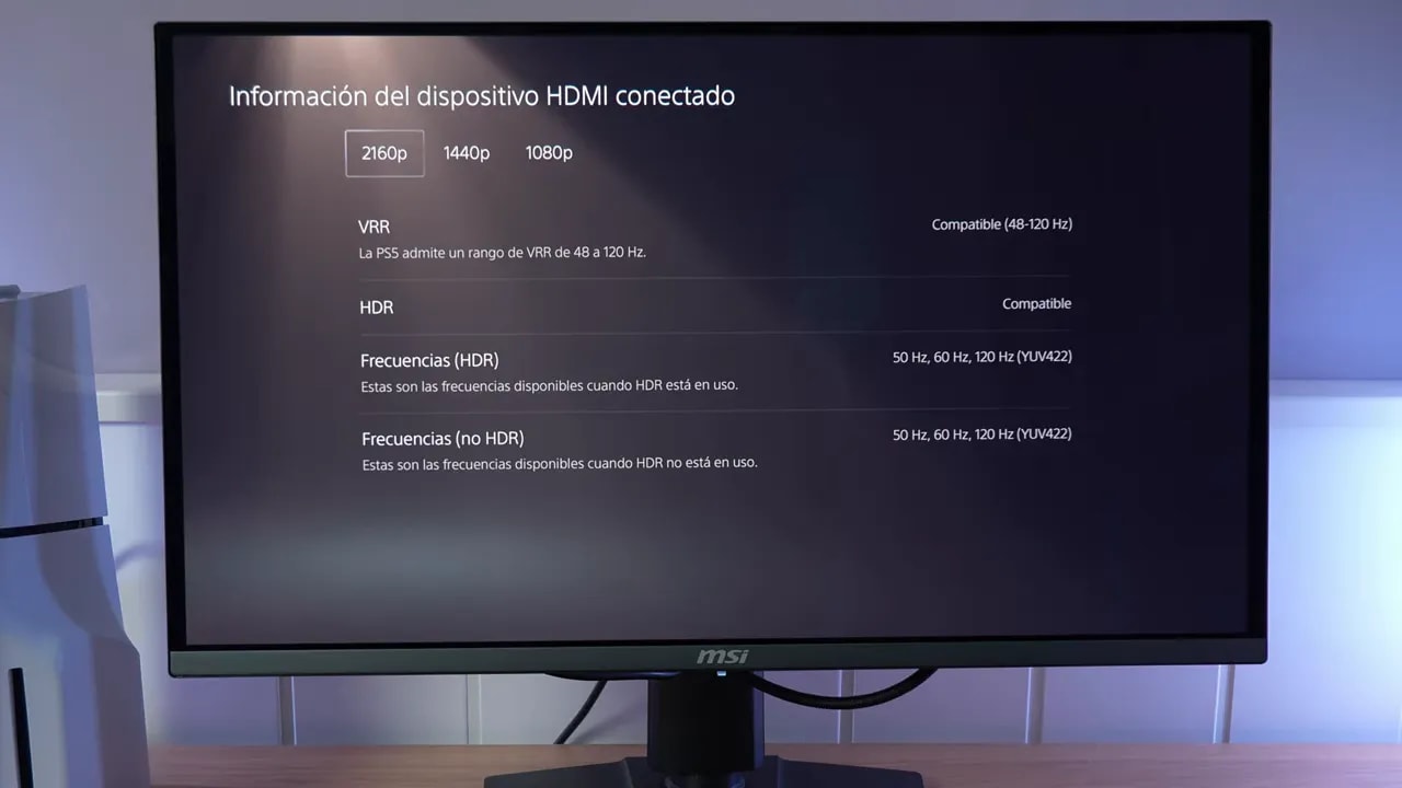 Detalle del MSI MPG 272URX mostrando información HDMI conectado con compatibilidad VRR y frecuencias para PS5