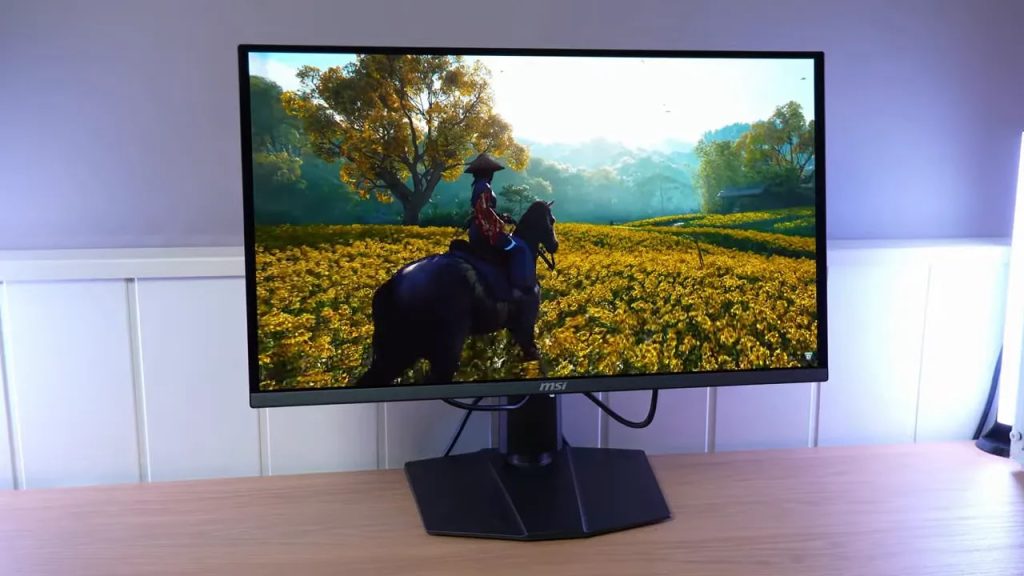 Monitor MSI MPG 272URX en escritorio mostrando escena luminosa con detalle en 4K