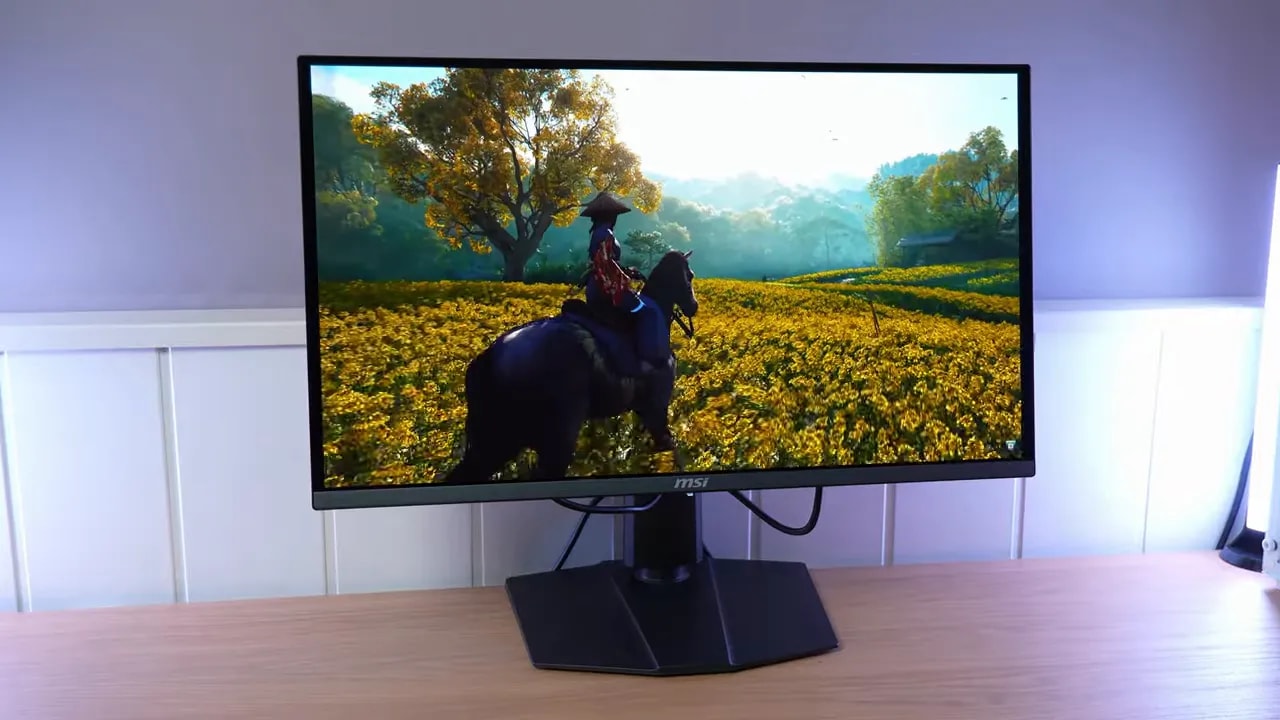 Monitor MSI MPG 272URX en escritorio mostrando escena luminosa con detalle en 4K